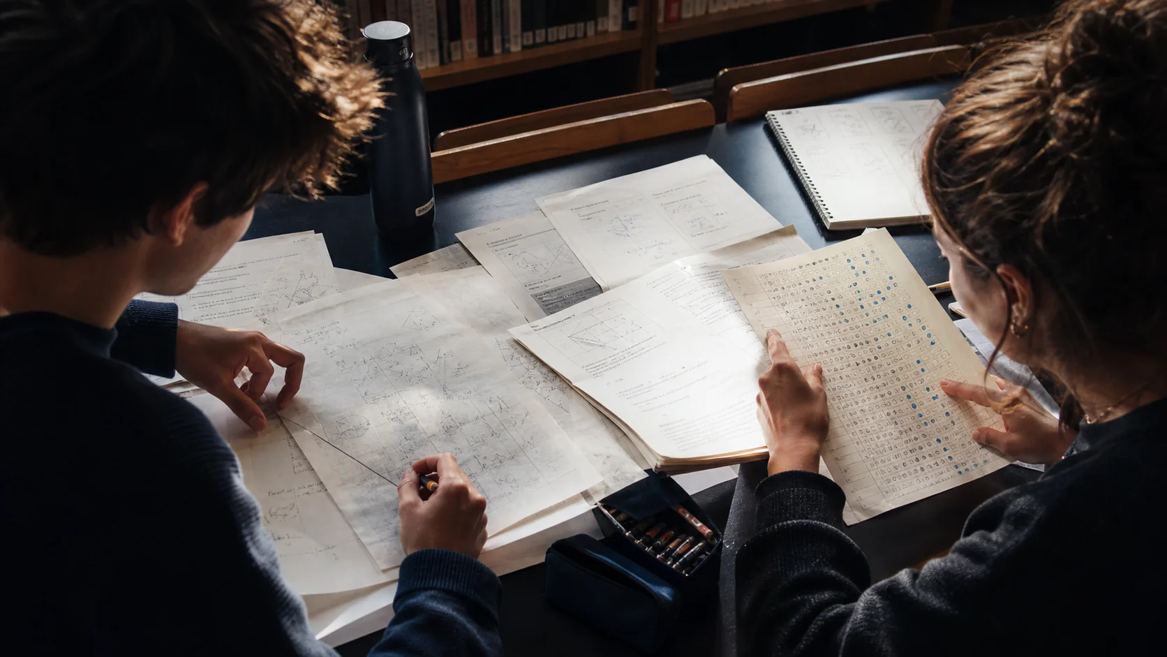 En student rättar ett högskoleprov och markerar svar i en tydlig fellogg